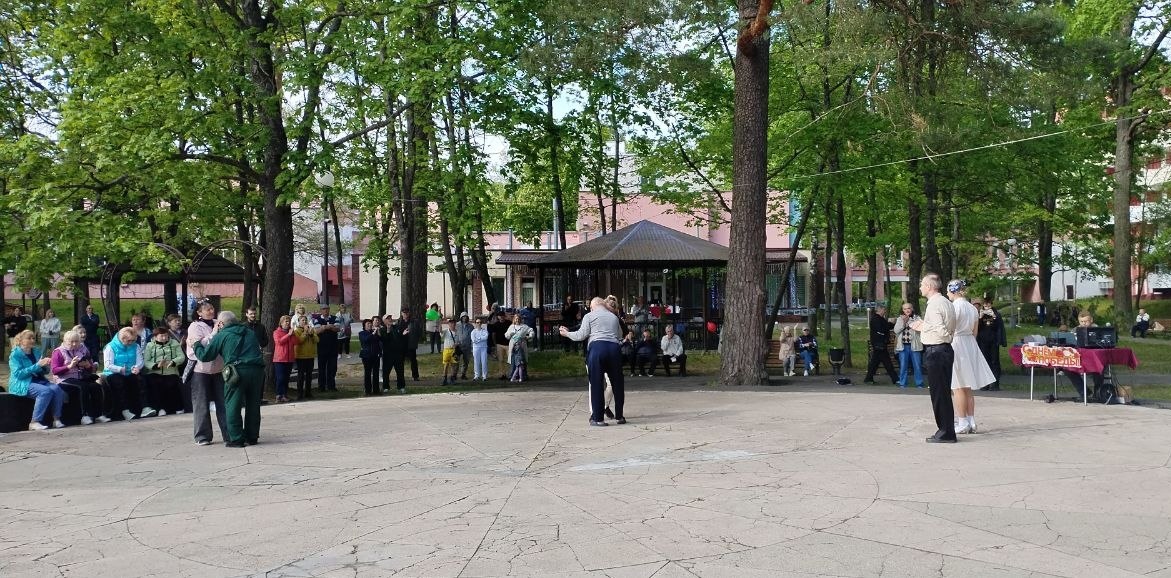 Праздничная  программа выступлений талантливых сотрудников и гостей, посвященная 81-ой годовщине Победы в Великой Отечественной войне